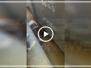 بالفيديو || في مشهد مرعب.. رجل مصري يلقي بنفسه فوق سكّة قطار لينقذ ابنته