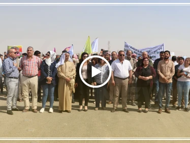 أهالي شرق سوريا يحتجون أمام قاعدة للتحالف الدولي على إقصاءهم من اللجنة الدستورية (فيديو)