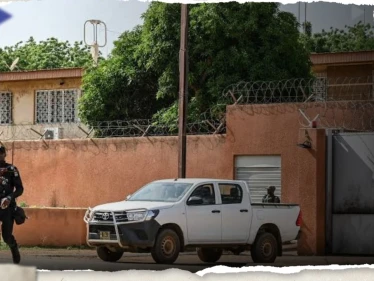 سفير فرنسا محاصر في نيامي.. وباريس على موقفها