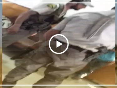 شرطة مدينة الباب تنهال بالضرب على طفلين يتيمين بطريقة وحشية ولسببٍ جداً صادم (فيديو)
