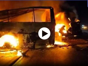بالفيديو|| 20 قتيلاً في تصادم حافلة ركاب مع شاحنة وقود في مصر.. واللقطات الأولى للحادثة