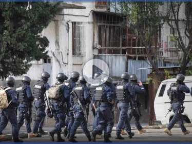 بالفيديو|| اعتقال زعيم معارضة في جورجيا واستخدام الغاز المسيل للدموع في مداهمة مقر حزبه