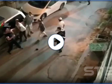 بالفيديو|| شاب فلسطيني لوحده يواجه أكثر من 15 إسرائيلي بينهم مسلح