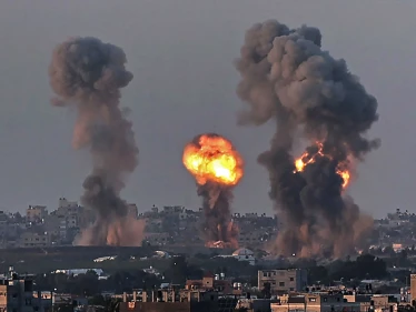 إسرائيل تقصف مواقعاً للفصائل الفلسطينية في محيط قطاع غزة ومصر تدخل على خط الاشتباك