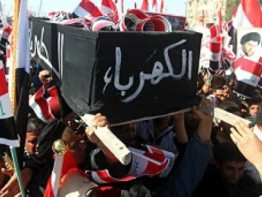 الكهرباء تنقطع بشكلٍ كاملٍ عن ثلاث محافظات عراقية جنوبيّة في آنٍ معاً.. إليك الأسباب