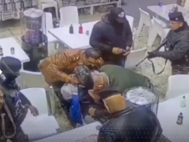 بالفيديو|| لحظة إلقاء القوات العراقية القبض على شخص هدد بتفجير نفسه داخل مطعم وسط بغداد