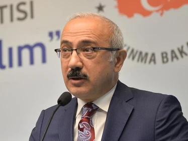 وزير المالية التركي يعلّق على تقلبات الليرة التركية وانخفاض قيمتها