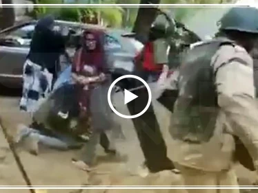 بالفيديو|| فتياتٌ هندياتٌ يتصدّينَ ببسالة لعناصر أمنٍ يعتدون على طالب جامعي