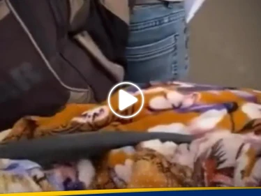 مشهد مؤثر.. أب فلسطيني يحمل جثمان ابنه في صندوق دراجته الهوائية ليدفنه