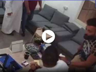 بالفيديو|| بسبب خلاف على إصلاح سيارة.. كويتي يهجم على شاب لبناني بالساطور ويؤدي لإصابته