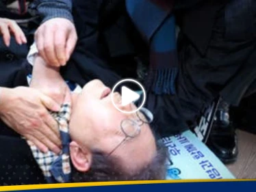 شاهد|| لحظة طعن زعيم المعارضة بكوريا الجنوبية في رقبته على الملأ