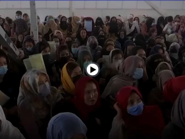 بالفيديو|| نساء أفغانيات يصرخنّ متوسلات القوات الأمريكية في مطار كابول لمساعدتهنّ بمغادرة البلاد
