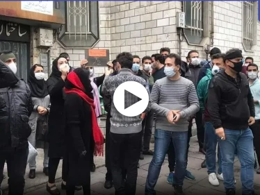 احتجاجات غاضبة أمام بورصة طهران مع رفع شعارات تنادي "الموت لروحاني" (فيديو)