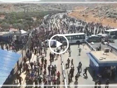 شاهد| مئات المتظاهرين يقتحمون معبر باب الهوى والجندرمة التركية تحاول فضّها بالغازات المسيلة للدموع