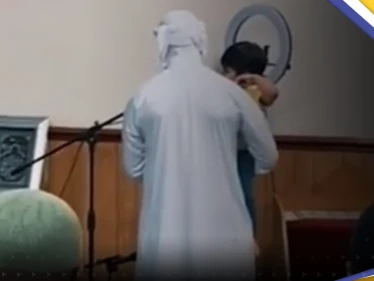 شاهد|| بعد فيديو "القطة والإمام".. إمام آخر يحمل طفلاً خلال صلاة التراويح