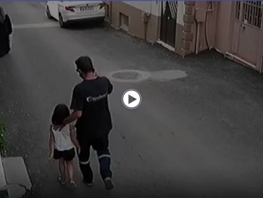 بالفيديو|| شاب يتحرش بطفلة عمرها 5 سنوات في ولاية بورصة التركية وأهالي الحي يبرحونه ضرباً