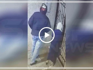 بالفيديو || لص يحاول سرقة امرأة "بالقوة" أمام باب منزلها في بيروت