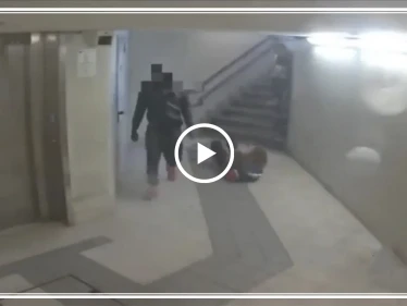 شاب ضخم البنية يهاجم فتاتين بشكل عنيف في إحدى المدن الإيطالية (فيديو)