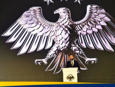 الشرع يكشف ما تعنيه الهوية البصرية السورية الجديدة.. ومقتطفات توضح رمزية العقاب الذهبي