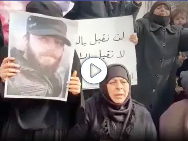 بالفيديو || هيئة تحرير الشام تفرّق "بالرصاص" مظاهرة في ساحة مدينة إدلب - وكالة ستيب نيوز
