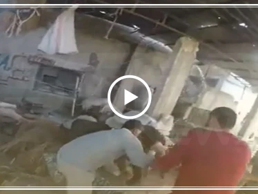 فيديو مؤثر|| متطوع بالدفاع المدني يسعف والدته المصابة بغارات روسية غربي إدلب