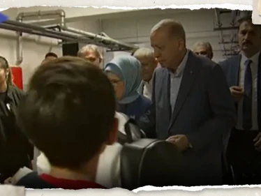 بالفيديو|| أردوغان يوزع الأموال والهدايا على أطفال في مركز اقتراع وأحدهم: انت من سينتصر