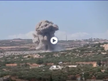 بالفيديو || غارات روسية مكثّفة تستهدف مناطق في إدلب وحلب.. والفصائل ترد