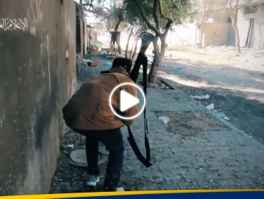 شاهد|| مقاتل من القسام يثأر لعائلته بكمين لقوة إسرائيلية في مخيم البريج وسط غزة