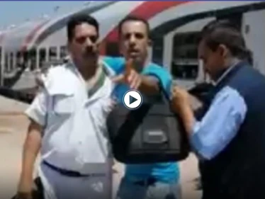 بالفيديو|| حادثة تشعل مصر.. أمين شرطة يتعرض للاعتداء بالضرب من قبل بائعي تذاكر قطار والسلطات توضح