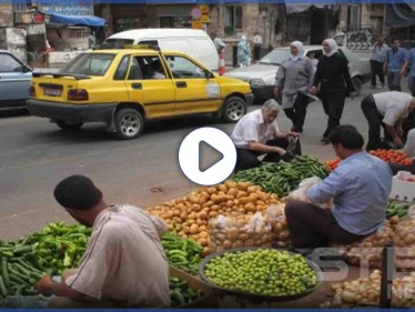 "تعا هالناح".. مواطن سوري يصب جلّ غضبه على مراسل قناة موالية للنظام السوري (فيديو)