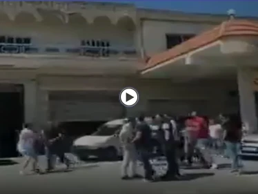 بالفيديو|| شجار عنيف وتضارب مع إطلاق نار على محطات الوقود... ومستشفيات لبنان بخطر