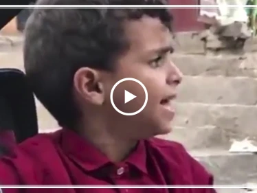 شاهد واحكم بنفسك: "بائع الماء" طفل يمني يجذب المارة بصوته الجميل (فيديو)