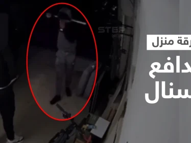 بالفيديو|| استطاع ترويعهم وطردهم.. لصوص يقتحمون منزل مدافع أرسنال وهو ينقض عليهم بشراسة