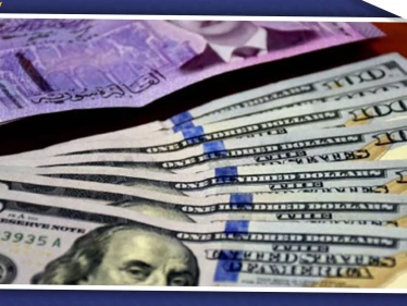 ضمن انهيارها المتسارع.. الليرة السورية تتخطى حاجز الـ900 أمام الدولار في دمشق!