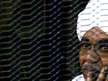 أول رئيس عربي يحاكم بجرائم حرب في لاهاي .. السودان يقرر تسليم الرئيس البشير للجنائية الدولية