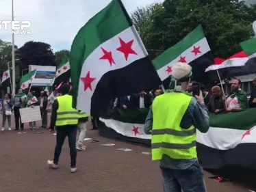 مظاهرة أمام محكمة الجنايات الدولية في هولندا للمطالبة بالمعتقلين وتضامناً مع إدلب