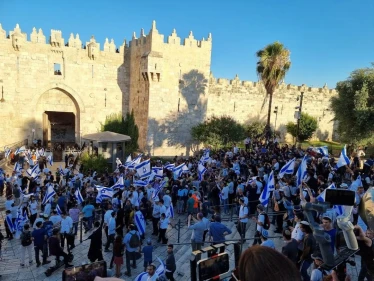 شتائم للرسول "محمد" بألفاظ نابية خلال مسيرة الأعلام الإسرائيلية في مدينة القدس وحدّة التوترات ترتفع (فيديو)