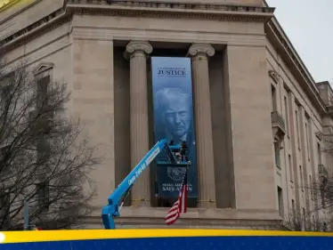 لافتة تحمل صورة ترامب على مبنى وزارة العدل تثير جدلاً في واشنطن - وكالة ستيب نيوز