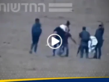 صحيفة عبرية تنشر فيديو لـ أسيرة إسرائيلية وقعت بين يدي 7 عناصر من حماس.. وما فعلته