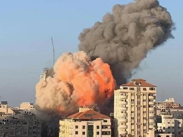 بالفيديو|| لحظة استهداف الطائرات الإسرائيلية برج الشروق الذي يحوي قناة فضائية بغزة وتدميره بالكامل