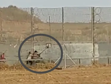 بالفيديو|| شاب فلسطيني يسحب سلاح جندي إسرائيلي بقوة على حدود غزة.. ووزارة الصحة تتحدث عن 24 إصابة بالقطاع