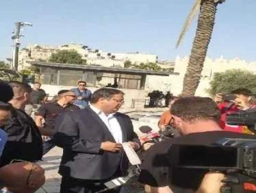 بالفيديو|| عضو بالكنيست يغادر منطقة باب العمود بعد اقتحامها ورفع علم إسرائيل فوقها.. والشرطة الإسرائيلية تعتقل شباناً فلسطينيين حاولوا التصدي له