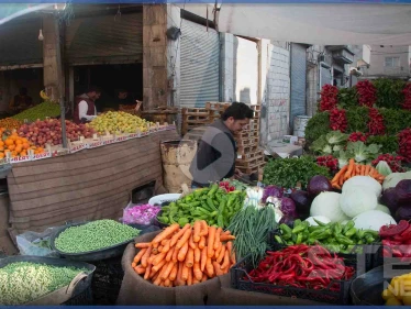 شاهد جانب من الأجواء الرمضانية في مدينة إدلب بالأسواق المكتظة قبيل آذان المغرب
