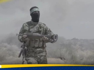 من مسافة صفر.. شاهد كيف دمر مقاتل من القسام بمفرده دبابة إسرائيلية وحولها لكرة نارية