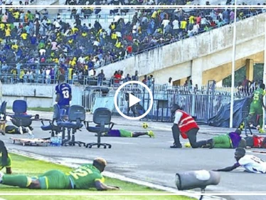 شاهد بالفيديو|| لاعبو كرة قدم يتعرضون لهجوم يتسبب بإيقاف مباراتهم.. والفاعل