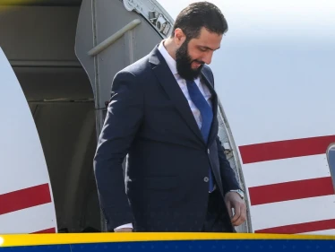 أحمد الشرع يصل إلى باريس في أول زيارة له إلى أوروبا