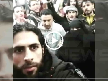 والدة "الساروت" تزوّج 15 من أصدقائه في حفلٍ جماعي، والسوريون يتفاعلون (فيديو)