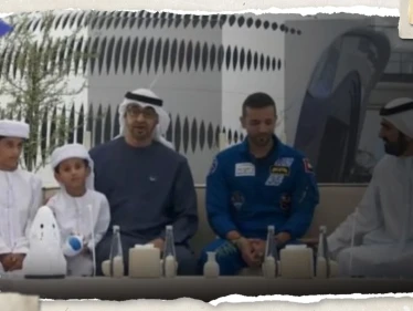 رئيس دولة الإمارات ومحمد بن راشد يستقبلان رائد الفضاء سلطان النيادي لدى عودته لأرض الوطن (فيديو)