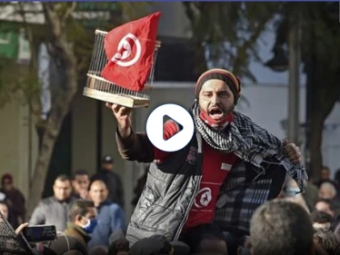 بالفيديو|| الشعب يريد إسقاط النظام.. مظاهرات في تونس تشتعل غضباً والمحتجّون يحاصرون البرلمان