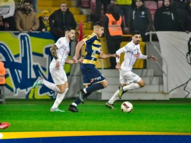 شاهد|| "فضيحة" بالدوري التركي.. رئيس نادٍ ينهال ضرباً على حكم كرة قدم والفيفا يعلق